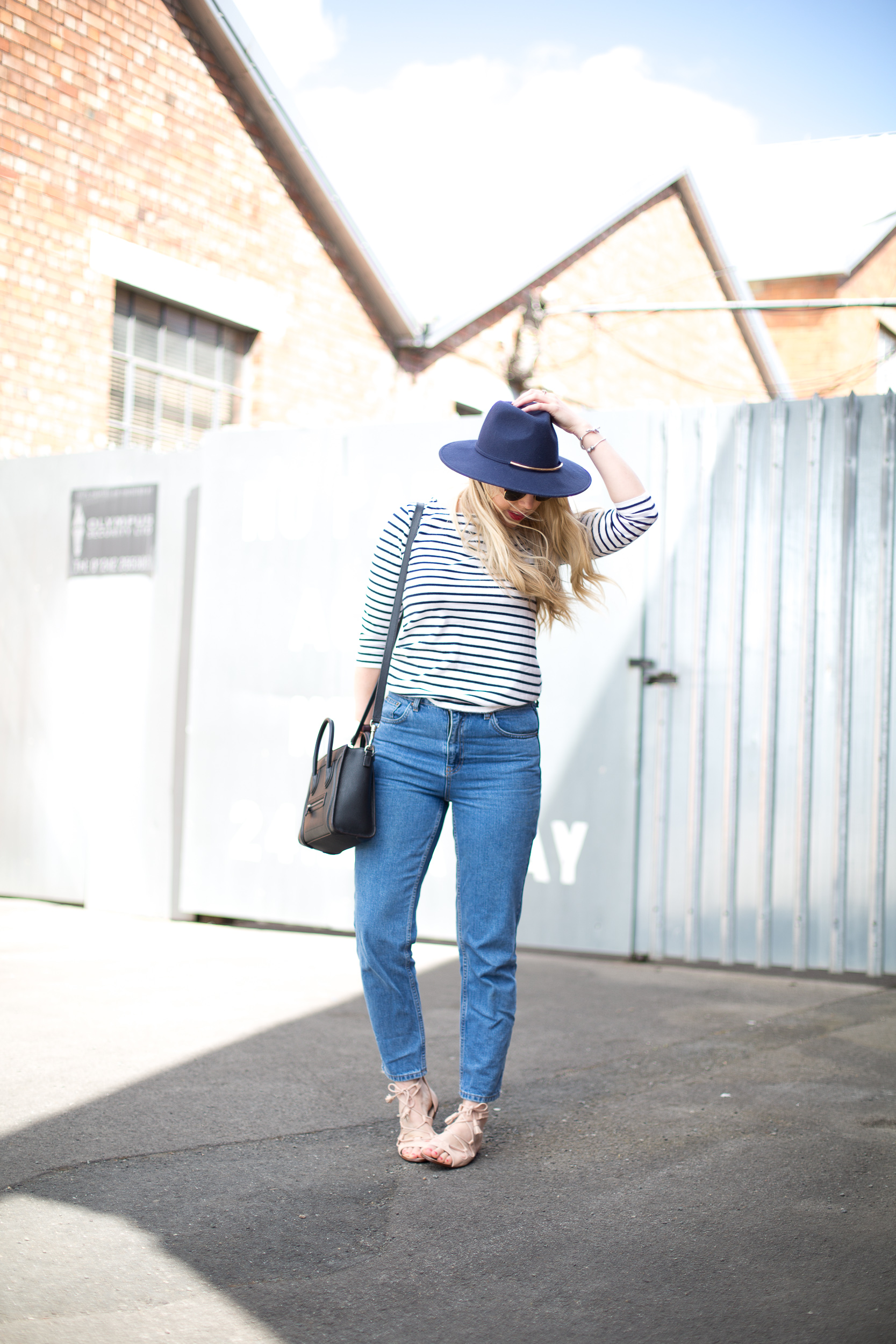 MEDIAMARMALADE_MOM_JEANS_AND_LACE_UP_SANDALS-10