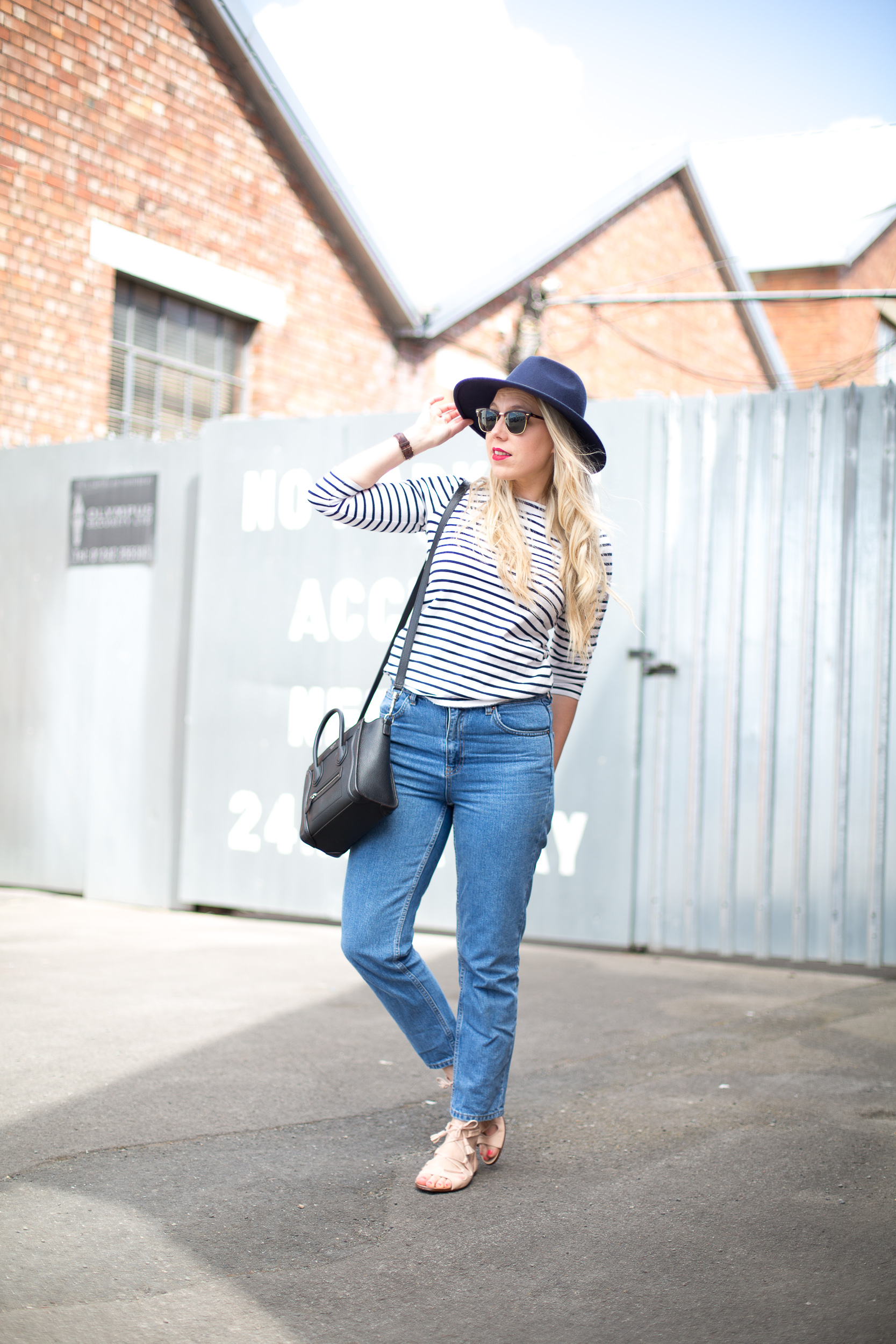 MEDIAMARMALADE_MOM_JEANS_AND_LACE_UP_SANDALS-15