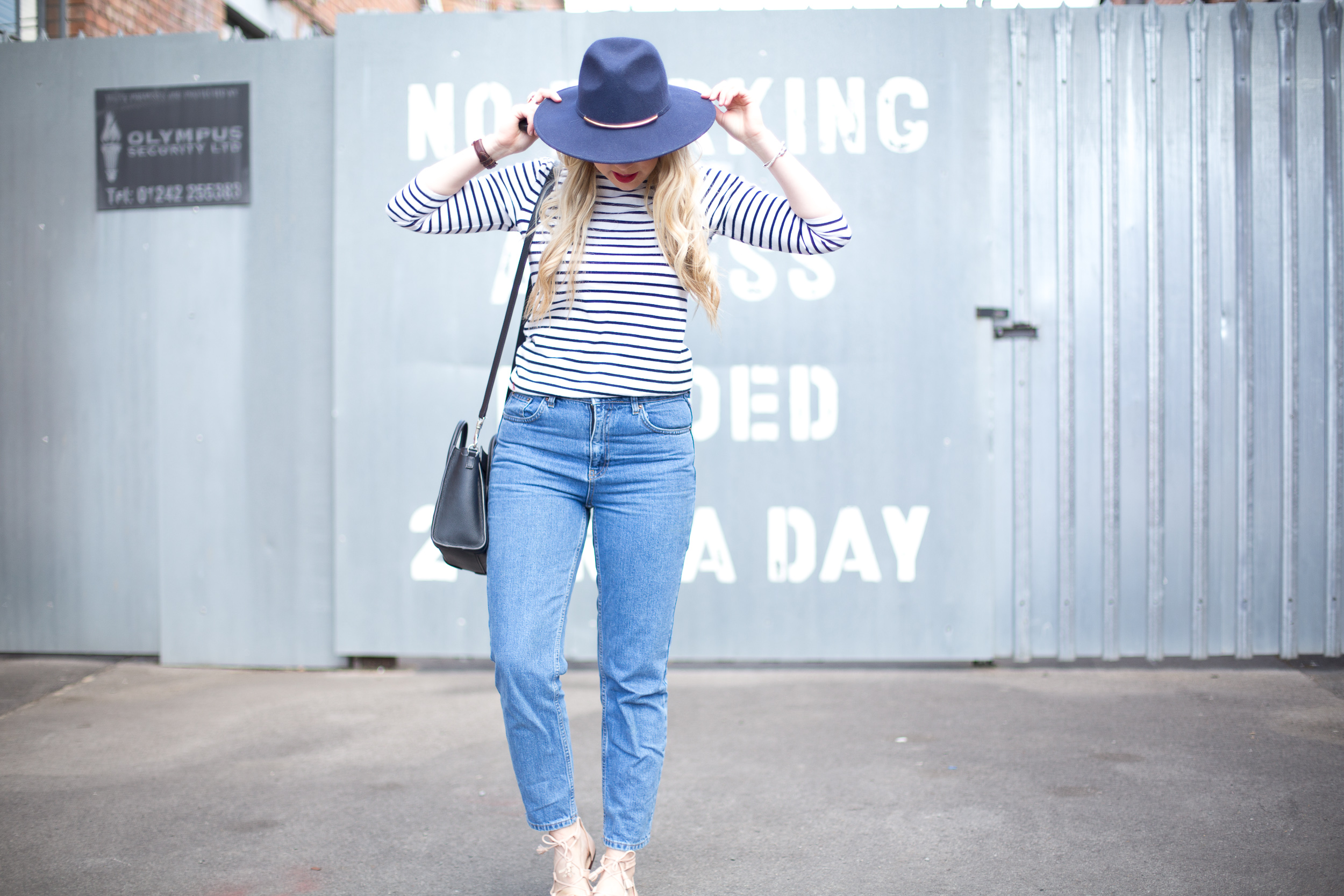 MEDIAMARMALADE_MOM_JEANS_AND_LACE_UP_SANDALS-28