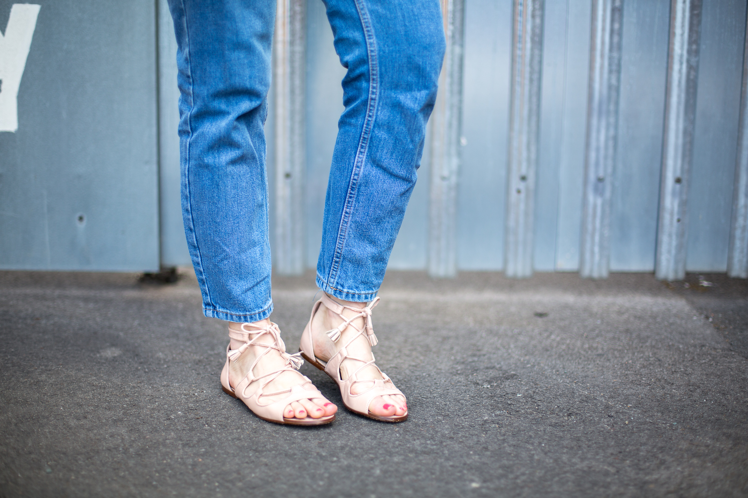 MEDIAMARMALADE_MOM_JEANS_AND_LACE_UP_SANDALS-41