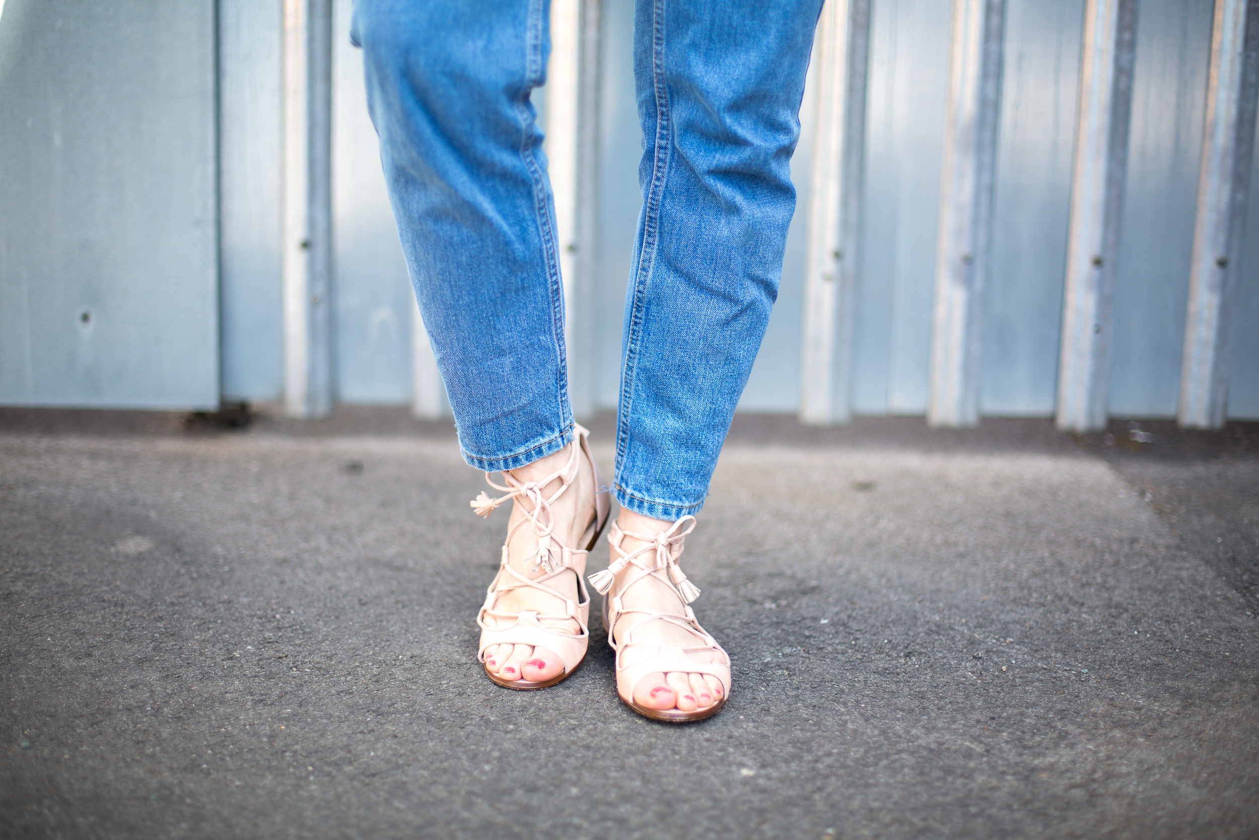 MEDIAMARMALADE_MOM_JEANS_AND_LACE_UP_SANDALS-42